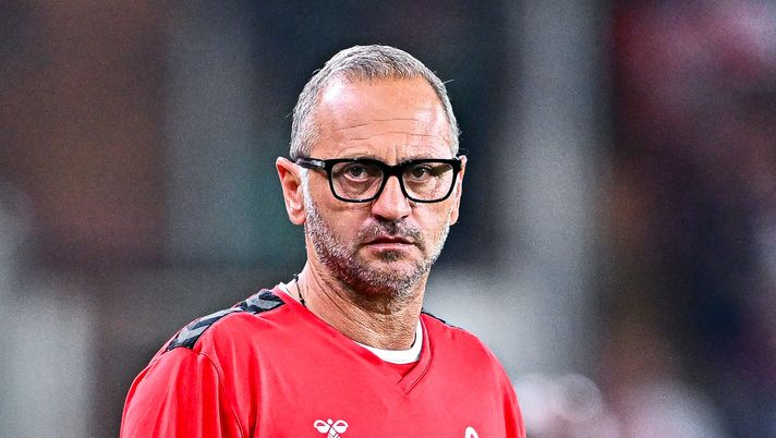 GENOA, ITALY - AUGUST 15: Fabio Gallo, head coach of Lr Vicenza, looks on during the Coppa Italia match between Genoa CFC and LR Vicenza at Stadio Luigi Ferraris on August 15, 2025 in Genoa, Italy. (Photo by Simone Arveda/Getty Images) Serie C, Alcione-Vicenza: diretta tv e streaming LIVE del match - immagine 1