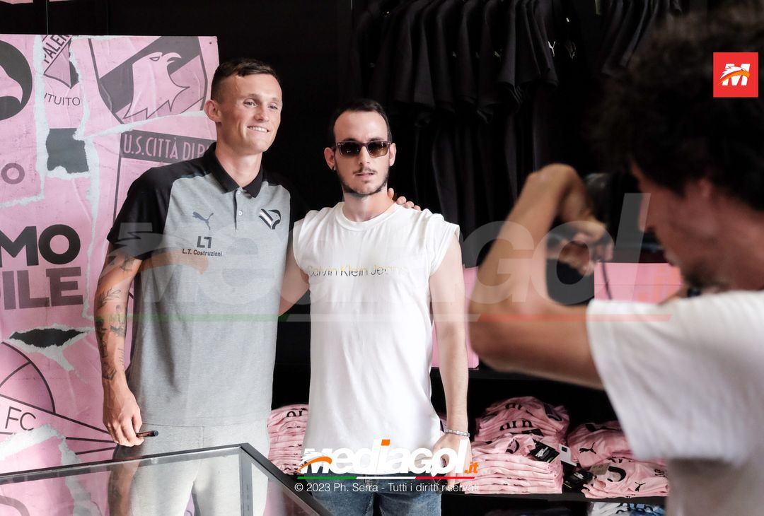 FOTO PALERMO: Liam Henderson incontra i tifosi allo Store Ufficiale (GALLERY) - immagine 67