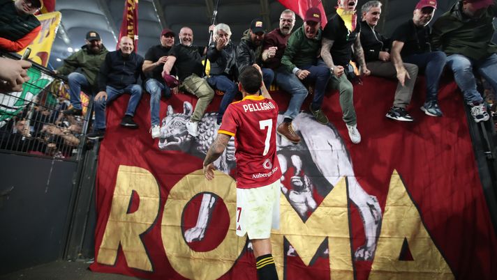 ROME, ITALY - APRIL 06: Lorenzo Pellegrini of AS Roma greets the fans after the Serie A TIM match between AS Roma and SS Lazio at Stadio Olimpico on April 06, 2024 in Rome, Italy. (Photo by Paolo Bruno/Getty Images) L’omaggio di Pellegrini a “Zio” Piero: il leader della Sud che ha commosso l’Olimpico - immagine 1