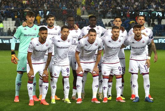 BERGAMO, ITALY - JUNE 02: ACF Fiorentina team line up during the Serie A TIM match between Atalanta BC and ACF Fiorentina at Gewiss Stadium on June 02, 2024 in Bergamo, Italy. (Photo by Marco Luzzani/Getty Images) CorSport: “Fiorentina, oggi firma Palladino. Ma la Lazio c’è, serve velocità”- immagine 2