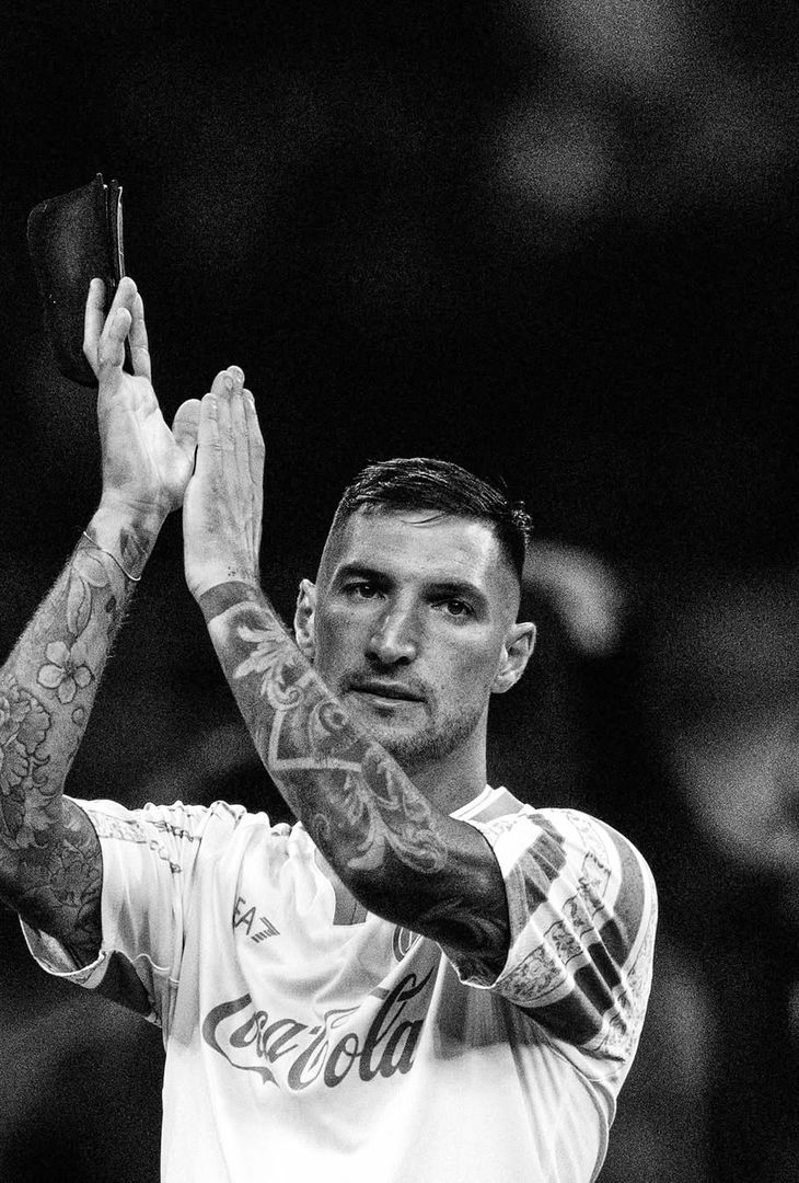 A due giorni dalla sconfitta di Milano, il Napoli ha suonato la carica su Instagram con il consueto carosello di foto in bianconero degli azzurri.