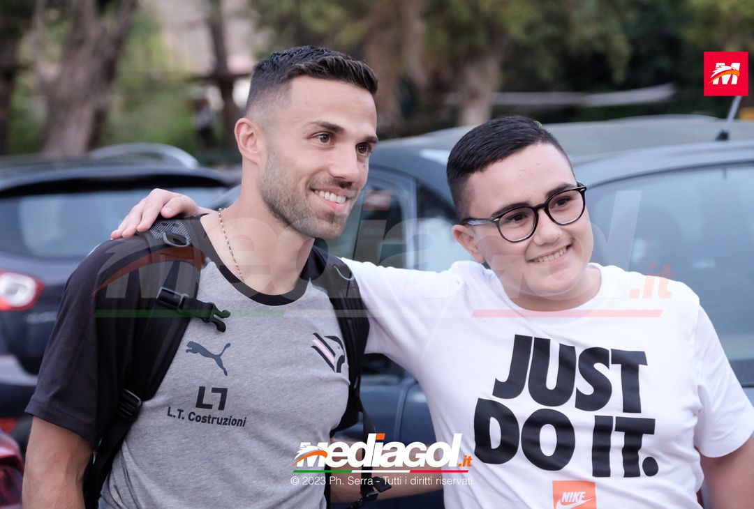 FOTO PALERMO: i giocatori rosanero scattano selfie con i tifosi (GALLERY) - immagine 29