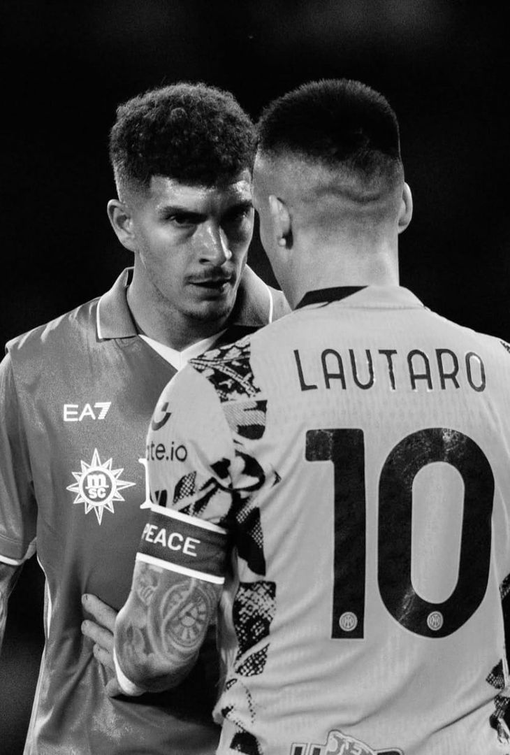 Il Napoli ha pubblicato sui suoi profili social una serie di scatti che ritraggono gli azzurri in alcuni momenti salienti del big match contro l'Inter.