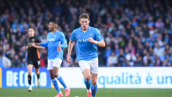 NAPLES, ITALY - DECEMBER 29: SSC Napoli player Scott Mctominay in action during the Serie A match between SSC Napoli and Venezia FC at Diego Armando Maradona Stadium on December 29, 2024 in Napoli, Italy. (Photo by SSC NAPOLI/SSC NAPOLI via Getty Images) McTominay, il grande abbaglio del Manchester United: Scott è intoccabile a Napoli - immagine 1