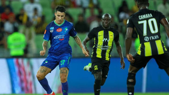 JEDDAH, SAUDI ARABIA - SEPTEMBER 21: Cristian Tello Of Al Fateh with the ball during the Saudi Pro League match between Al Ittihad and Al Fateh at Prince Abdullah Al Faisal Stadium on September 21, 2023 in Jeddah, Saudi Arabia. (Photo by Yasser Bakhsh/Getty Images) Ex Serie A – Che gol di Andersen! Bene Dominguez ed Empereur- immagine 2