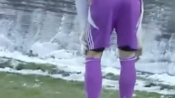 VIDEO – Come combattere il freddo polare: la soluzione del portiere