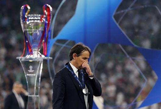 Monaco, Germania - 31 maggio 2025: Simone Inzaghi, allenatore dell'Inter, con la medaglia d'argento. (Foto di Carl Recine/Getty Images) Inter, dal possibile Triplete a ‘zero tituli’: l’analogia col Bayer Leverkusen- immagine 2