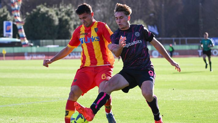 ROME, ITALY - JANUARY 10: AS Roma player Cristian Padula competes with Lecce player Emin Hasic during Under 19 Coppa Italia match between Roma and Lecce at Stadio Tre Fontane on January 10, 2023 in Rome, Italy. (Photo by Luciano Rossi/AS Roma via Getty Images) Primavera, Lecce-Fiorentina 1-0: Hasic al 122° regala lo scudetto ai salentini - immagine 1
