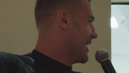 E se il Buongiorno si vede dal mattino: il difensore sfoggia le sue doti canore!