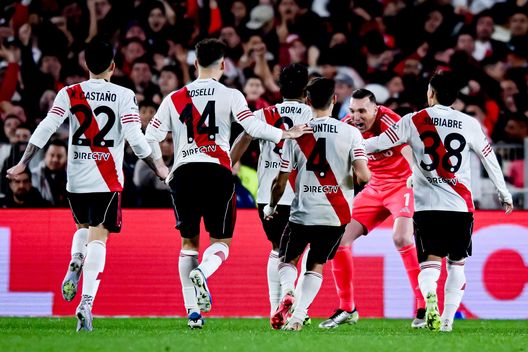 Franco Armani, festeggia con i compagni di squadra dopo aver vinto gli ottavi di finale della Copa CONMEBOL Libertadores 2025. (Photo by Marcelo Endelli/Getty Images) River Plate, paura per Franco Armani: incendio nei pressi della sua abitazione- immagine 3