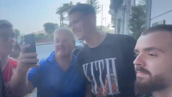 VIDEO McTominay, Napoli già conquistata: selfie ed autografi con i tifosi al Parker’s - immagine 1