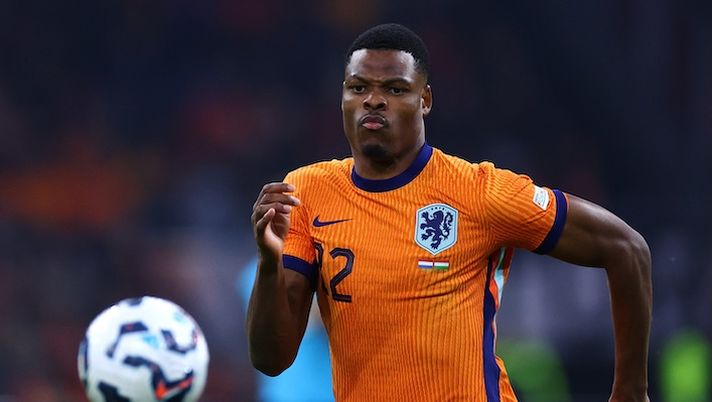 AMSTERDAM, NETHERLANDS - NOVEMBER 16: Denzel Dumfries of Netherlands in action during the UEFA Nations League 2024/25 League A Group A3 match between Netherlands and Hungary at on November 16, 2024 in Amsterdam, Netherlands. (Photo by Dean Mouhtaropoulos/Getty Images) ULTIM’ORA – Olanda, decisione presa sulla convocazione di Dumfries: le sue condizioni - immagine 1