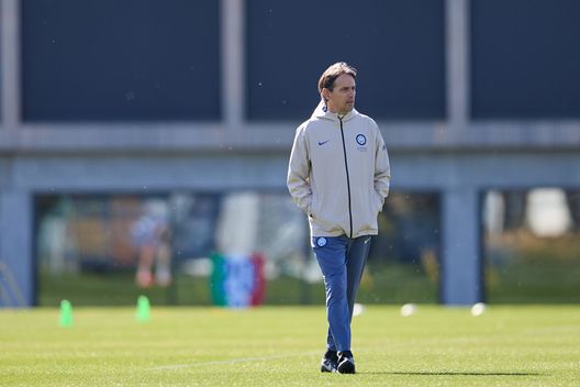 COMO, ITALY - MARCH 31: Simone Inzaghi Head Coach of FC Internazionale looks on during the FC Internazionale training session at BPER Training Centre at Appiano Gentile on March 31, 2025 in Como, Italy. (Photo by Francesco Scaccianoce - Inter/Inter via Getty Images)