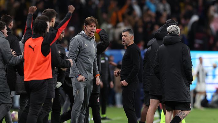 RIYADH, SAUDI ARABIA - JANUARY 03: Head coach AC Milan Sergio Conceicao celebrates with team-mates the win at the end of the Italian Super Cup Semi-Final match between AC Milan and Juventus at Al Awwal Park on January 03, 2025 in Riyadh, Saudi Arabia. (Photo by Claudio Villa/AC Milan via Getty Images) L’EDITORIALE DI MAURO SUMA – Sergio Komandao - immagine 1