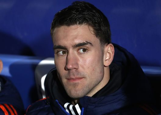 COMO, ITALY - FEBRUARY 07: Dusan Vlahovic of Juventus looks on during the Serie A match between Como 1907 and Juventus at Stadio G. Sinigaglia on February 07, 2025 in Como, Italy. (Photo by Marco Luzzani/Getty Images) Vlahovic