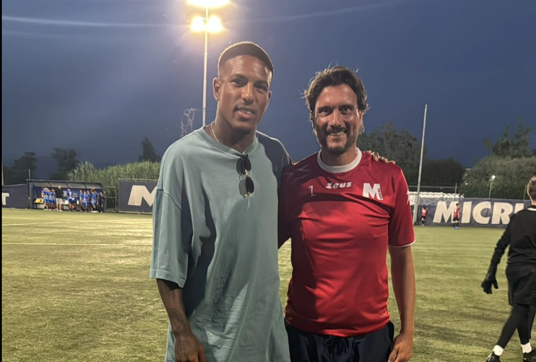 GALLERY Sorpresa di Folorunsho all’ASD Micri: foto con i giovani calciatori - immagine 7