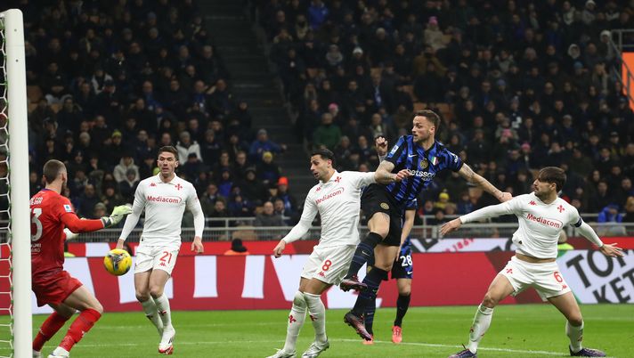 MILAN, ITALY - FEBRUARY 10: Marko Arnautovic of Internazionale heads his team's 2nd goal during the Serie A match between FC Internazionale and Fiorentina at Stadio Giuseppe Meazza on February 10, 2025 in Milan, Italy. (Photo by Marco Luzzani/Getty Images) Inter-Fiorentina 2-1: sconfitta viola a San Siro, tanto nervosismo - immagine 1