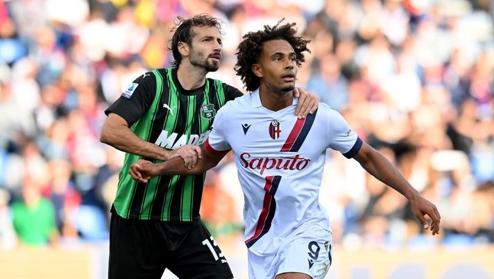 REGGIO NELL'EMILIA, ITALY - OCTOBER 28: Gian Marco Ferrari of US Sassuolo competes for the ball with Joshua Zirkzee of Bologna FC during the Serie A TIM match between US Sassuolo and Bologna FC at Mapei Stadium - Citta' del Tricolore on October 28, 2023 in Reggio nell'Emilia, Italy. (Photo by Alessandro Sabattini/Getty Images) Non perdiamo l’equilibrio. E non sottovalutiamo il Verona- immagine 1