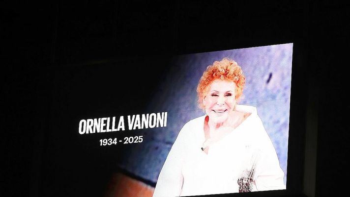 VIDEO / Applausi a San Siro, l’omaggio di Milano a Ornella Vanoni - immagine 1