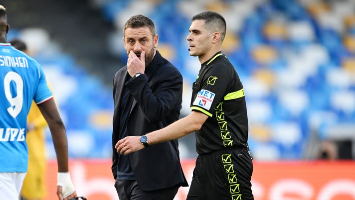 NAPLES, ITALY - APRIL 28: Daniele De Rossi AS Roma head coach talking to referee Simone Sozza during the Serie A TIM match between SSC Napoli and AS Roma - Serie A TIM at Stadio Diego Armando Maradona on April 28, 2024 in Naples, Italy. (Photo by Francesco Pecoraro/Getty Images) (Photo by Francesco Pecoraro/Getty Images) Napoli-Roma, De Rossi critica Sozza: “Se è fallo questo non avete mai giocato a pallone” - immagine 1