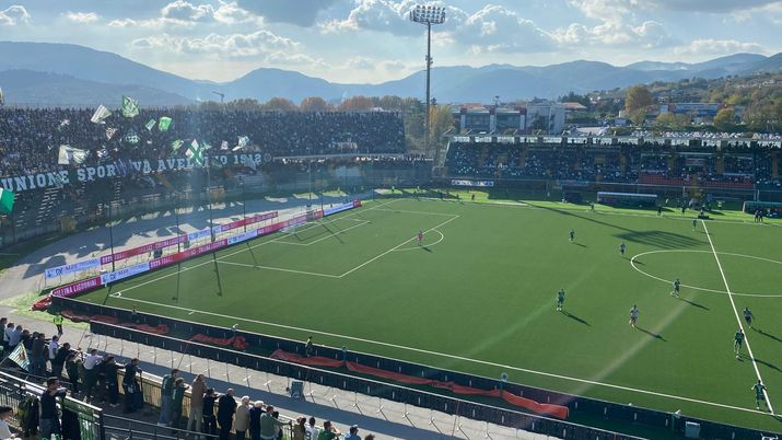 Un frammento del match fra Avellino e Reggiana mentre il gioco è fermo; visibile uno spicchio della curva di casa; foto di Michele Bellame per DerbyDerbyDerby inviato al Partenio di Avellino. Avellino-Reggiana Stadio Partenio