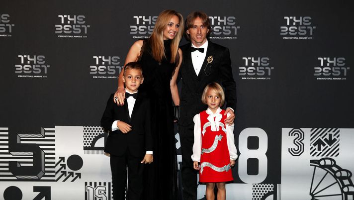 LONDON, ENGLAND - SEPTEMBER 24: Luka Modric of Real Madrid and wife Vanja Bosnic arrive on the Green Carpet with their children Ivano Modric and Ema Modric ahead of The Best FIFA Football Awards at Royal Festival Hall on September 24, 2018 in London, England. (Photo by Julian Finney/Getty Images) Ema Modric