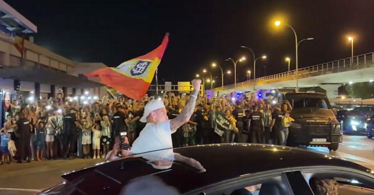 video messi no antony folla incredibile per il suo ritorno al betis