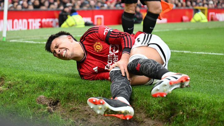 MANCHESTER, ENGLAND - 4 FEBBRAIO: Lisandro Martinez del Manchester United a terra per un infortunio nel match contro il West Ham United ad Old Trafford il 4 Febbraio 2024 a Manchester, Inghilterra. (Photo by Michael Regan/Getty Images) Stagione finita per Lisandro Martinez: confermata la lesione al crociato - immagine 1