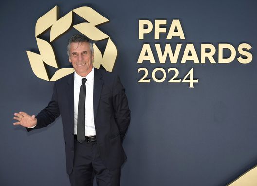 MANCHESTER, ENGLAND - AUGUST 20: Gianfranco Zola attends the PFA Awards 2024 at Manchester Opera House on August 20, 2024 in Manchester, England. (Photo by Christopher Furlong/Getty Images) Gianfranco Zola riceve la targa di “Ambasciatore dello sport italiano nel mondo”- immagine 2