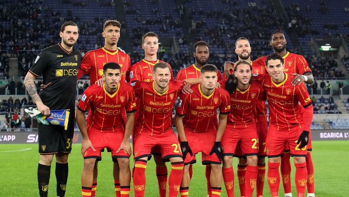 ROME, ITALY - NOVEMBER 23: Lecce players pose for a photo prior to the Serie A match between SS Lazio and US Lecce at Stadio Olimpico on November 23, 2025 in Rome, Italy. (Photo by Paolo Bruno/Getty Images) Lecce