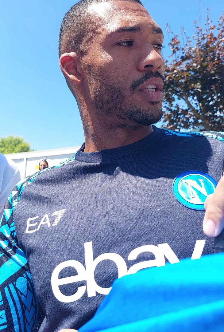 GALLERY Anche Juan Jesus partecipa alla sessione di autografi con i tifosi - immagine 2