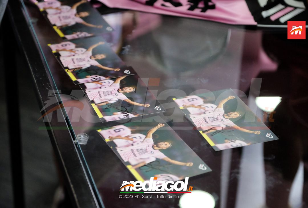 FOTO PALERMO: Federico Di Francesco scatta selfie con i tifosi allo store (GALLERY) - immagine 38