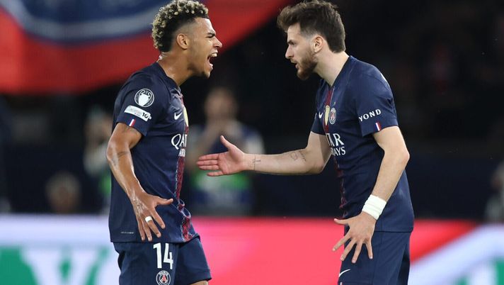PARIS, FRANCE - APRIL 28: Khvicha Kvaratskhelia of Paris Saint-Germain celebrates the team's fourth goal with teammate Desire Doue during the UEFA Champions League 2025/26 Semi Final First Leg match between Paris Saint-Germain and FC Bayern München at Parc des Princes on April 28, 2026 in Paris, France. (Photo by Alex Grimm/Getty Images) Doué esalta Kvaratskhelia: “Giocatore eccezionale, mi impressiona ogni giorno” - immagine 1