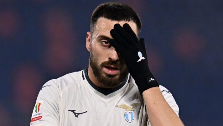 BOLOGNA, ITALY - FEBRUARY 11: Mario Gila of Lazio reacts during the Coppa Italia match between Bologna FC and SS Lazio at Renato Dall'Ara Stadium on February 11, 2026 in Bologna, Italy. (Photo by Alessandro Sabattini/Getty Images) BREAKING – Lazio, stop per Gila: costretto al cambio contro il Bologna - immagine 1