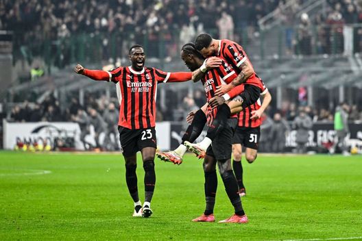 Tammy Abraham esulta con i connazionali Tomori e Walker (Foto di Diego Puletto/AC Milan via Getty Images) Abraham