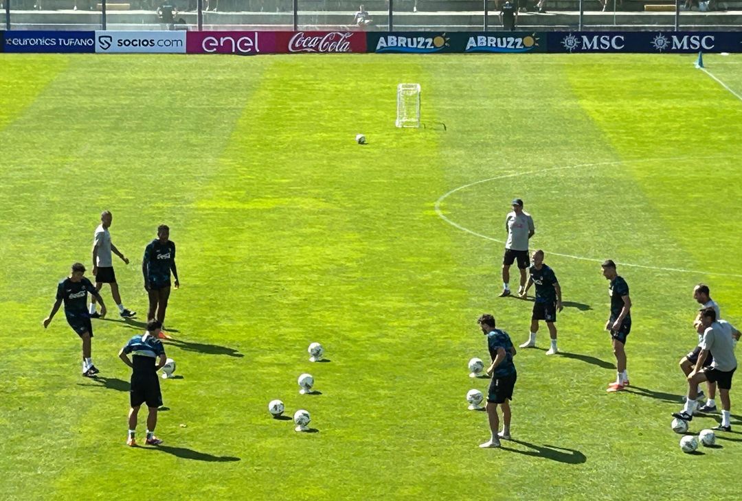 Il Napoli ha da poco iniziato l'allenamento mattutino con un torello di attivazione sotto gli occhi vigili di Antonio Conte