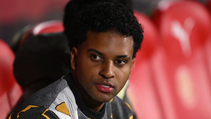 GIRONA, SPAIN - NOVEMBER 30: Rodrygo of Real Madrid looks on during the LaLiga EA Sports match between Girona FC and Real Madrid CF at Montilivi Stadium on November 30, 2025 in Girona, Spain. (Photo by David Ramos/Getty Images) Real Madrid, Rodrygo ancora a secco di gol: non segna da inizio marzo- immagine 2