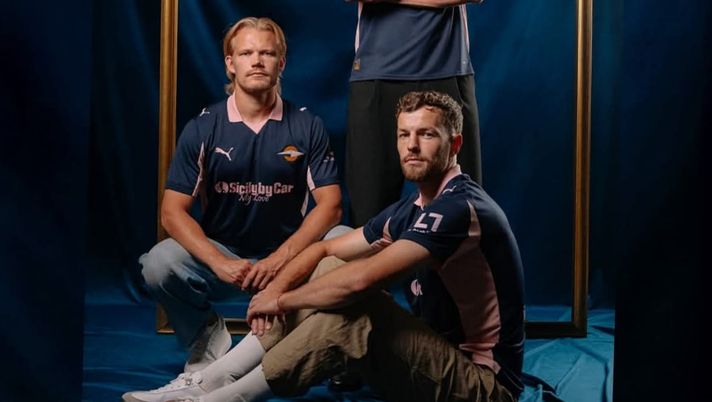 Palermo, la seconda maglia che rievoca lo stile delle storiche divise d’inizio 900 Palermo, la seconda maglia che rievoca lo stile delle storiche divise d’inizio 900 - immagine 1