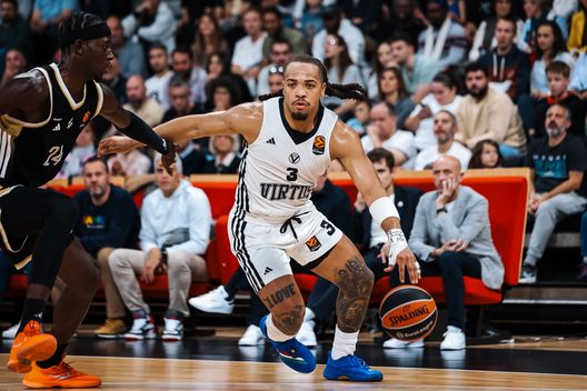 VILLEURBANNE, FRANCIA - 17 OTTOBRE: Carsen Edwards, numero 3 del Virtus Bologna, in azione durante la partita del quinto turno della stagione regolare di EuroLeague tra Virtus Bologna e Virtus Bologna all'Astroballe il 17 ottobre 2025 a Villeurbanne, Francia. (Foto di Marie Bassery/Euroleague Basketball tramite Getty Images) Virtus Bologna-Dubai, dove vedere la partita in diretta tv e in streaming LIVE- immagine 3