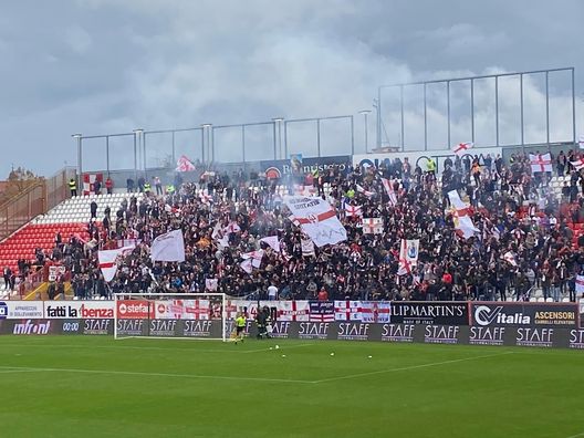 Vicenza vs Padova, curva ospiti (foto twitter @CalcioCurva) La crisi del Vicenza continua: 1-1 nel derby contro il Padova- immagine 2
