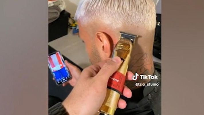 Scamacca si fa biondo. Gasperini: “Un ragazzo per benissimo. I tatuaggi…”  Scamacca si fa biondo. Gasperini: “Un ragazzo per benissimo. I tatuaggi…” - immagine 1