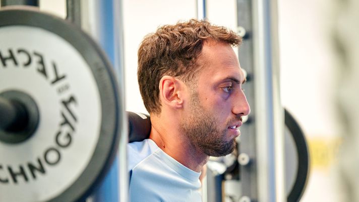 COMO, ITALY - JULY 24: Hakan Calhanoglu of FC Internazionale in action during the FC Internazionale training session at the club's training ground BPER Training Centre at Appiano Gentile on July 24, 2025 in Como, Italy. (Photo by Mattia Ozbot - Inter/Inter via Getty Images) Inter, cosa filtra sulla gestione di Calhanoglu in Supercoppa. E per Darmian… - immagine 1