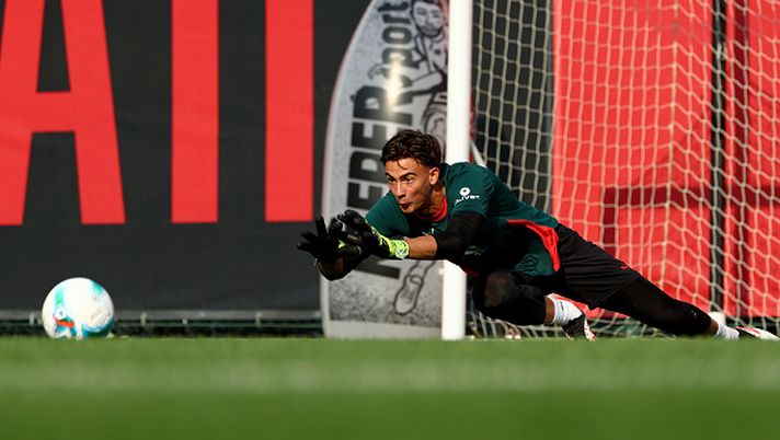 CAIRATE, ITALY - AUGUST 12: Lorenzo Torriani of AC Milan in action during an AC Milan training session at Milanello on August 12, 2025 in Cairate, Italy. (Photo by Giuseppe Cottini/AC Milan via Getty Images) Milan, portieri: è una vera e propria girandola - immagine 1