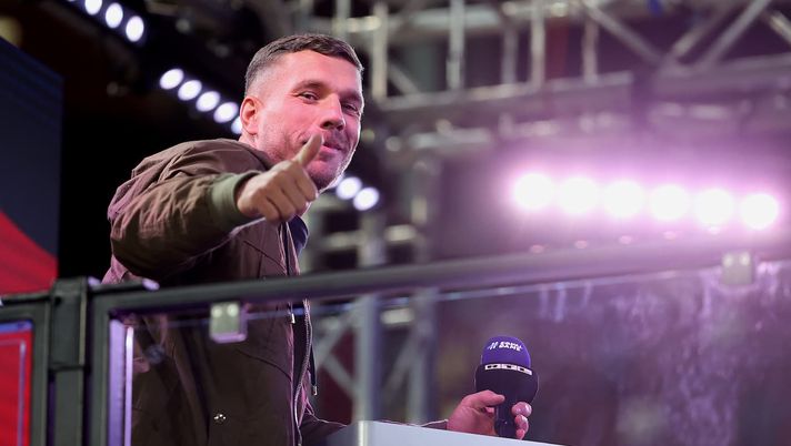 Podolski fa irruzione in diretta a Sky Sport: “Forza Inter” - immagine 1