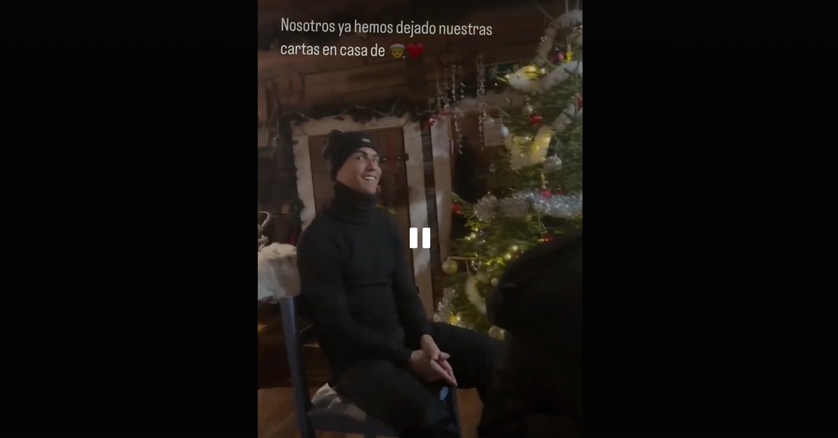 VIDEO / CR7 nella casa di Babbo Natale: la sua reazione è tutta da ridere