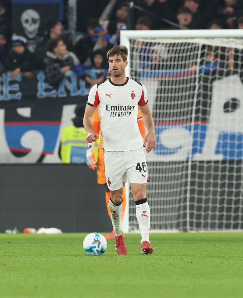 BERGAMO, ITALY - OCTOBER 28:  Matteo Gabbia of AC Milan in action during the Serie A match between Atalanta BC and AC Milan at Gewiss Stadium on October 28, 2025 in Bergamo, Italy. (Photo by Claudio Villa/AC Milan via Getty Images)  Atalanta-Milan 1-1, le pagelle: Tomori-horror, Maignan unica sufficienza- immagine 4