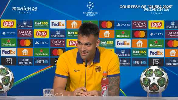 Cantona non ha dubbi: indossa la maglia dell’Inter alla vigilia della finale col PSG- immagine 2