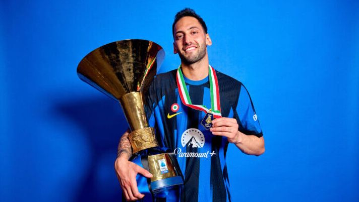 MILAN, ITALY - MAY 19: Hakan Calhanoglu of FC Internazionale poses for a photo with the Serie A TIM Scudetto title trophy after the Serie A TIM match between FC Internazionale and SS Lazio at Stadio Giuseppe Meazza on May 19, 2024 in Milan, Italy. (Photo by Mattia Ozbot - Inter/Inter via Getty Images) Marotta: “Bayern su Calhanoglu? Ben vengano le sue parole, ma in realtà…” - immagine 1