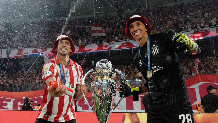 SANTIAGO DEL ESTERO, ARGENTINA - 13 DICEMBRE: Jose Sosa dell'Estudiantes La Plata (L) e Fernando Muslera (R) festeggiano dopo aver vinto la finale del Torneo Clausura Betano 2025 tra Racing Club ed Estudiantes all'Estadio Unico Madre de Ciudades il 13 dicembre 2025 a Santiago del Estero, Argentina. (Foto di Joaquín Camiletti/Getty Images) Muslera campione in Argentina, Shomurodov capocannoniere e João Mário in gol: il weekend degli ex Serie A- immagine 2