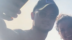 Lobotka, relax al mare a Varcaturo: il centrocampista assalito dai tifosi azzurri!